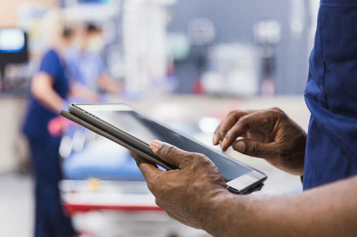 Using a digital tablet in operating room