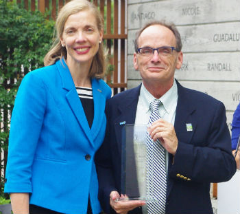 Harvey Steele, 2016 recipient of the UNOS National Donor Memorial Award of Excellence, pictured with Betsy Walsh, 2016 OPTN/UNOS board president.